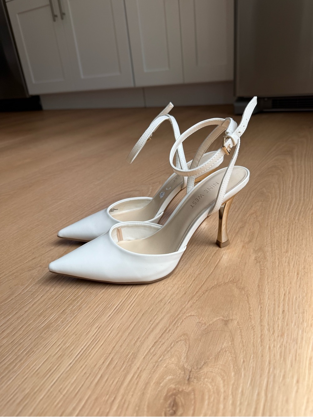 Nine West Size 7 White Pointed Toe Ankle Strap High Heels Bridal Gold Stiletto